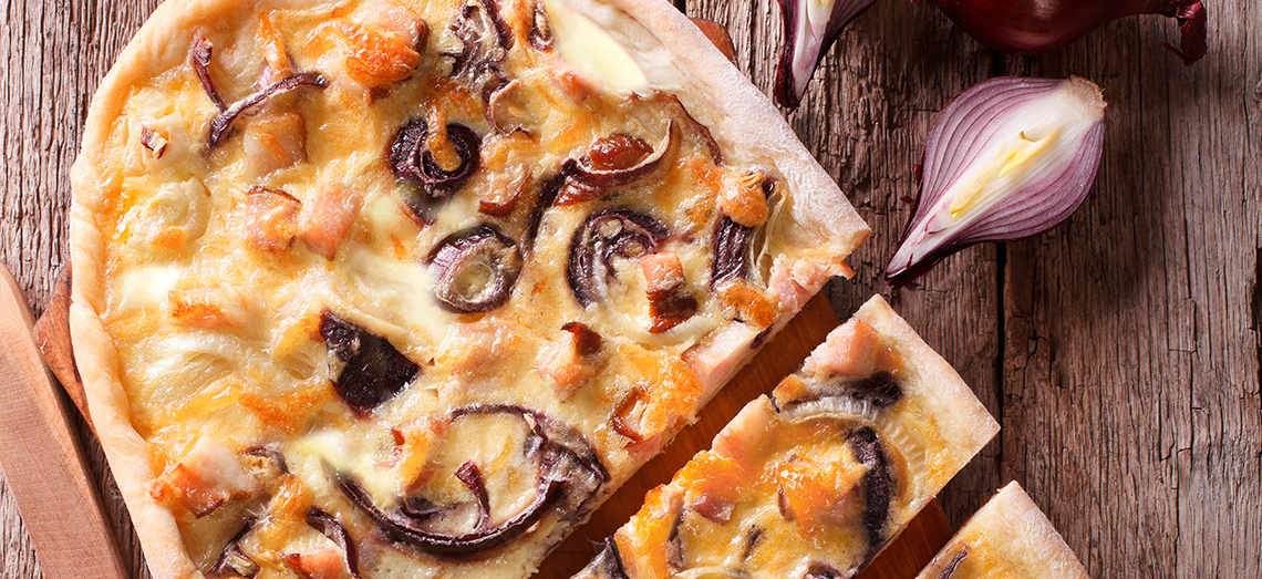 Flammkuchen mit Schinken, Speck und Gouda