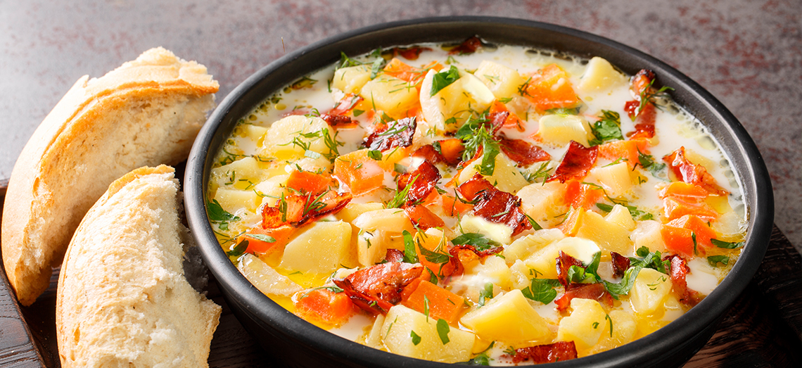 Kartoffelsuppe mit geschmolzenem Parmesan, Petersilie und rote Zwiebeln