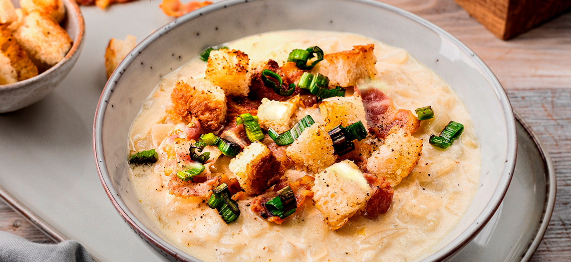 Käse Lauch Suppe mit Gouda, Croutons und frischem Schnittlauch