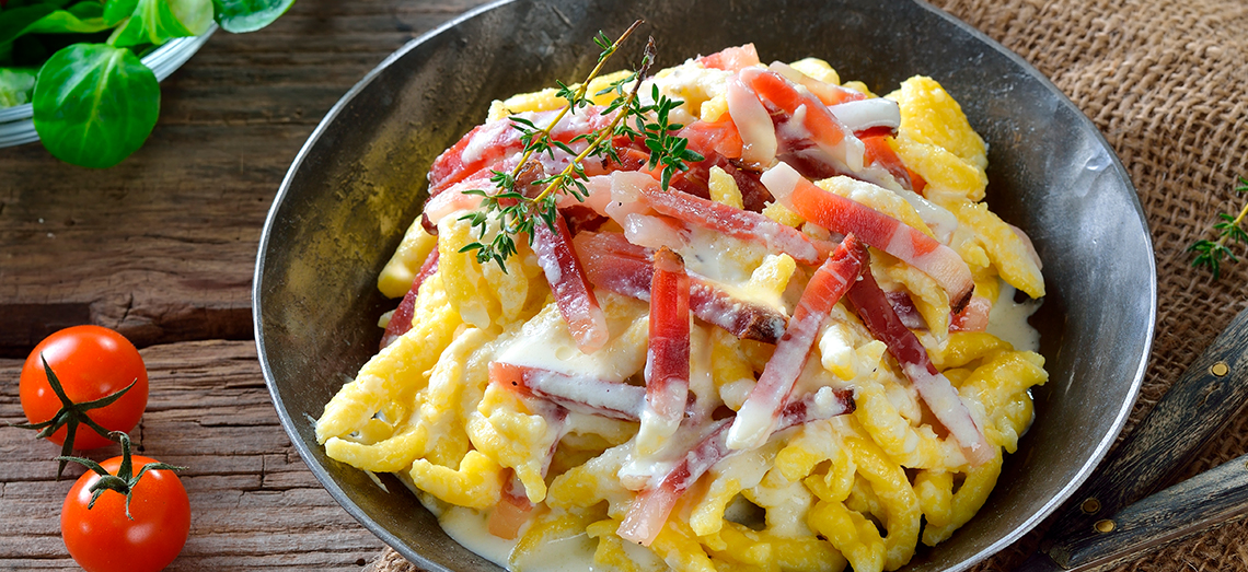Käsespätzle mit Zwiebeln, Speck und Brie