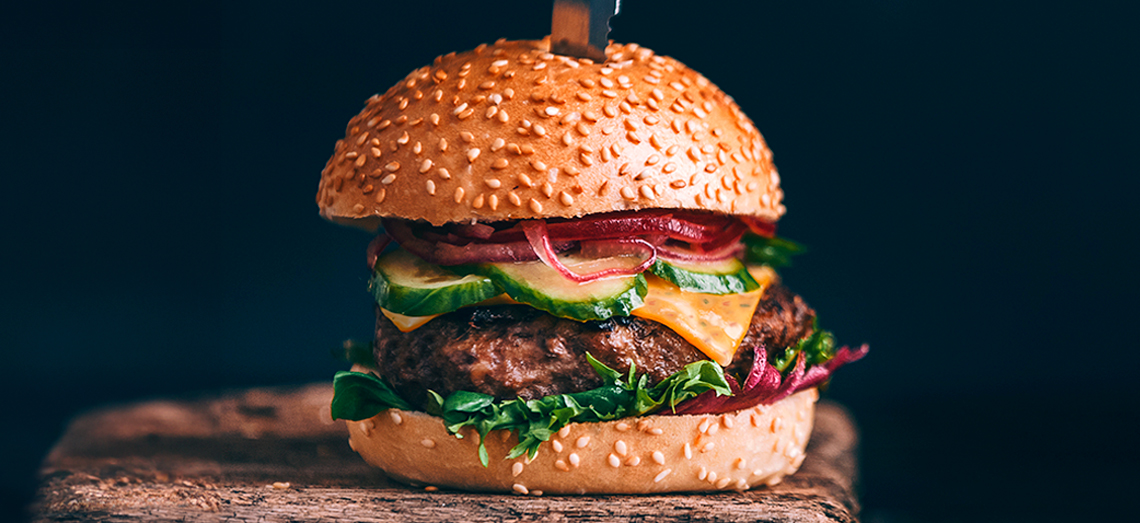 Kräftiger Cheeseburger mit würzigem Käse