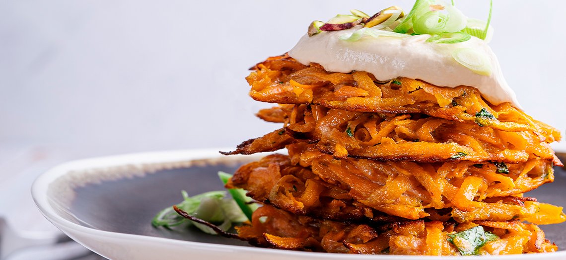 Süßkartoffel-Reibekuchen mit mit Roquefort und Sauerrahm
