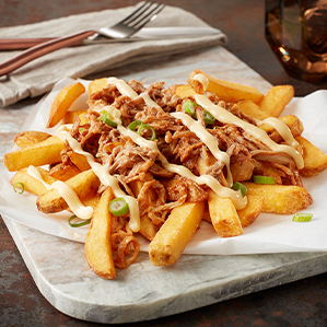 Dick geschnittene Pommes frites mit Pulled Pork und Gouda