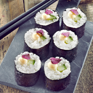 Gurken-Maki mit Gouda-Topping