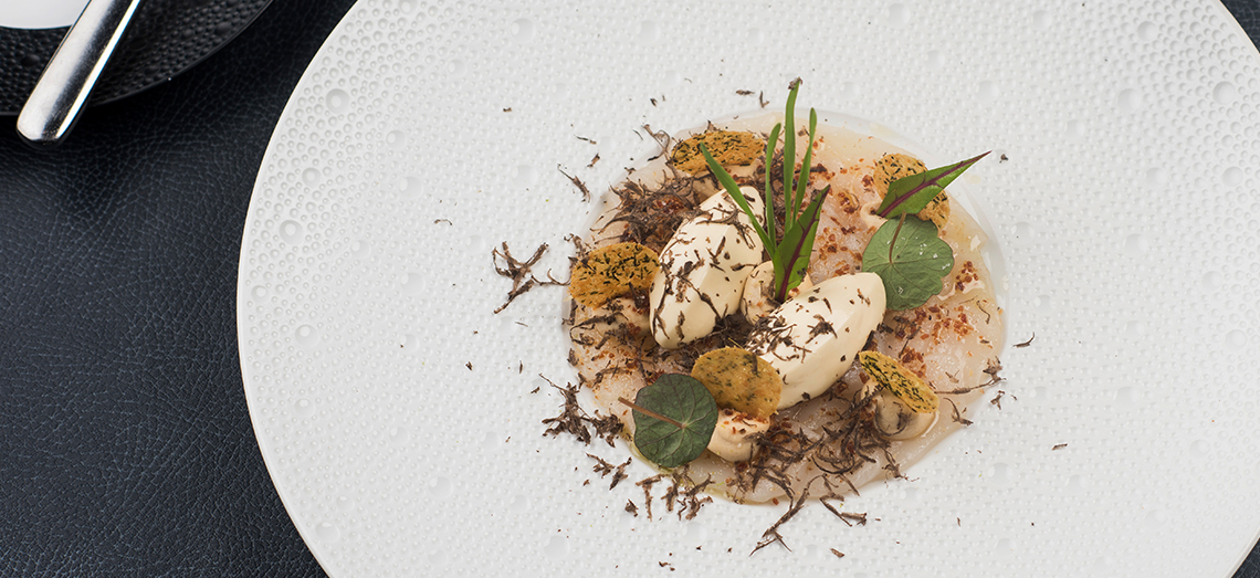 Jakobsmuscheln mit Eis, Parmesan-Crispys, Nusscrème und Trüffel