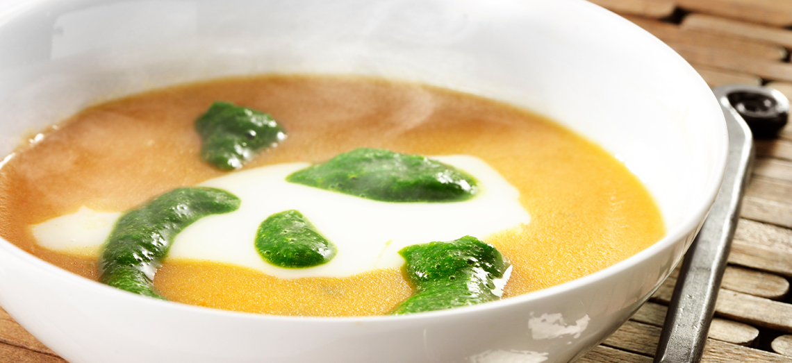 Kürbissuppe mit Ziegenkäse und Schnittlauchöl