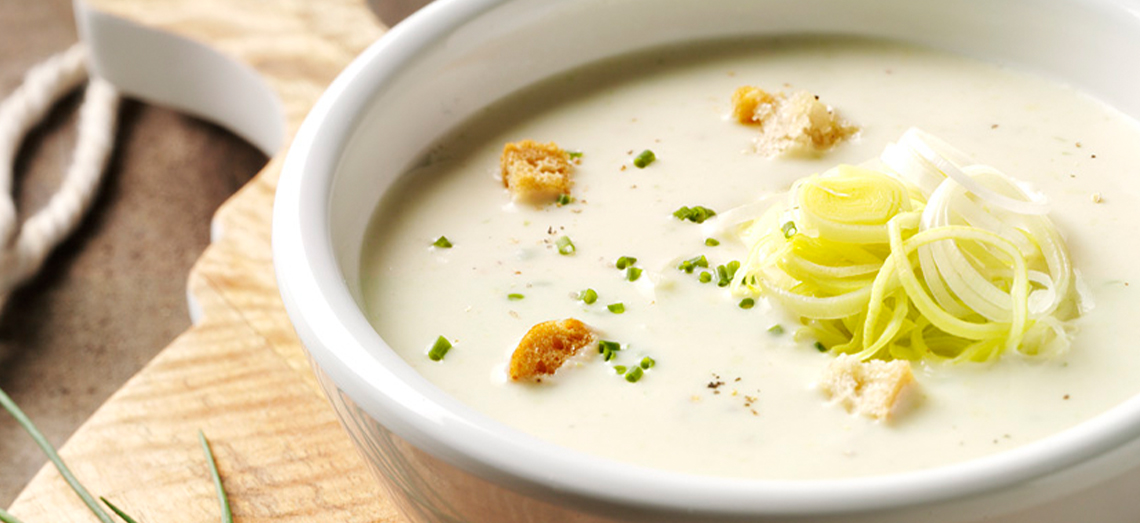 Lauchsuppe mit geschmolzenem Roquefort, Croutons und frischem Schnittlauch