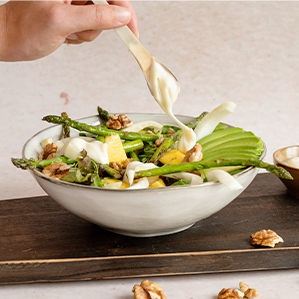 Lauwarmer Salat mit magerem Gouda-Käse, Spargel, Avocado und Mango