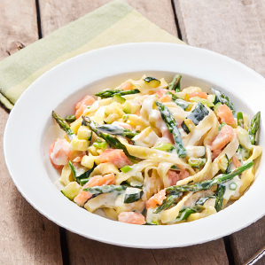 Pasta „Primavera“ mit Lachs und Gouda-Soße