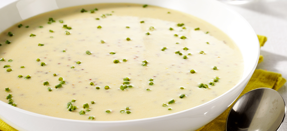 Senfsuppe mit Gouda, knusprig gebratenem Schinken & Schnittlauch