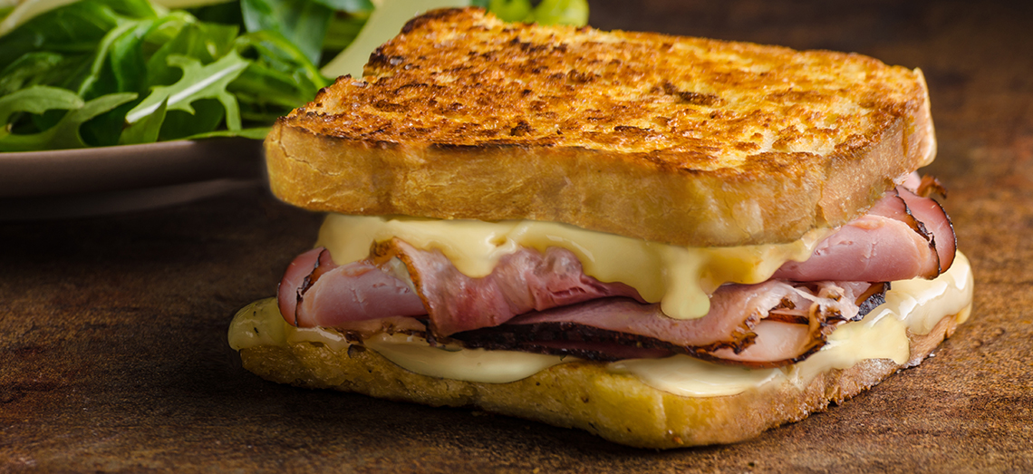 Toast mit schinken und extra gereiftem Käse