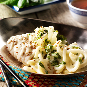 Udon-Nudeln mit pochiertem Kabeljau und cremiger Käsesoße