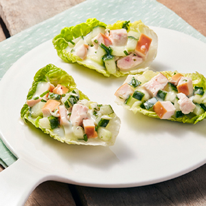 Vorspeise aus geräuchertem Hähnchen, Gurke und Gouda