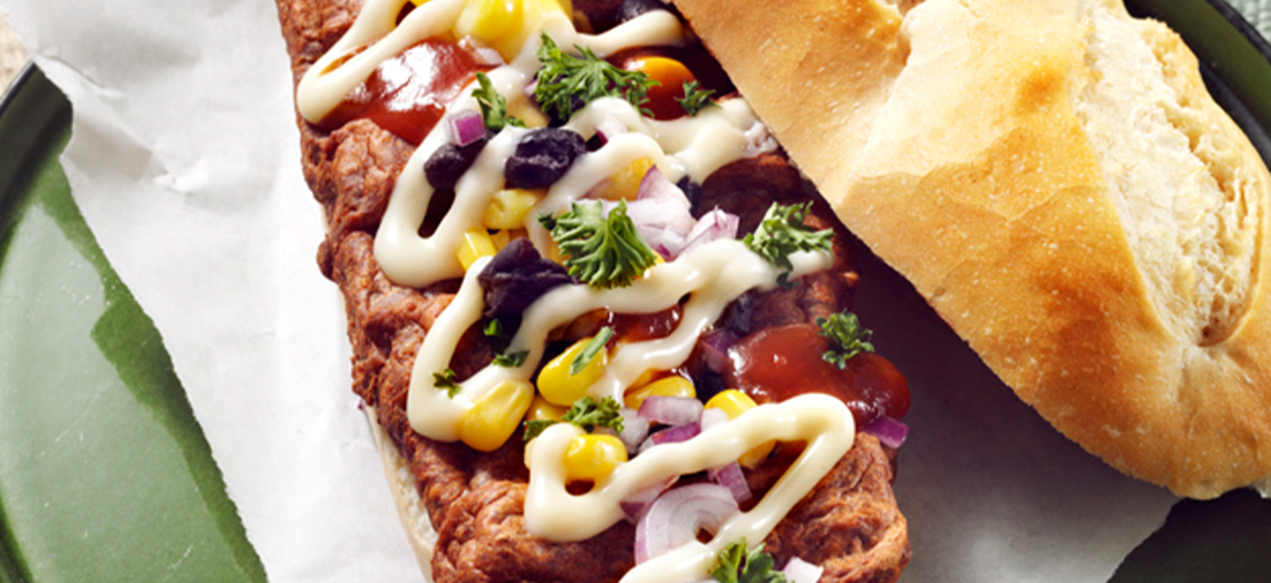 Würziges Baguettebrötchen mit Mexicano, Mais, Bohnen und Gouda