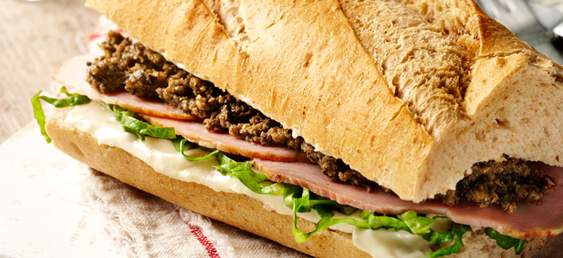 Baguette mit Brie, Frikandeau und Oliventapenade