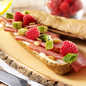 Baguette mit mildem Gouda, Rauchfleisch, Avocado und Himbeeren