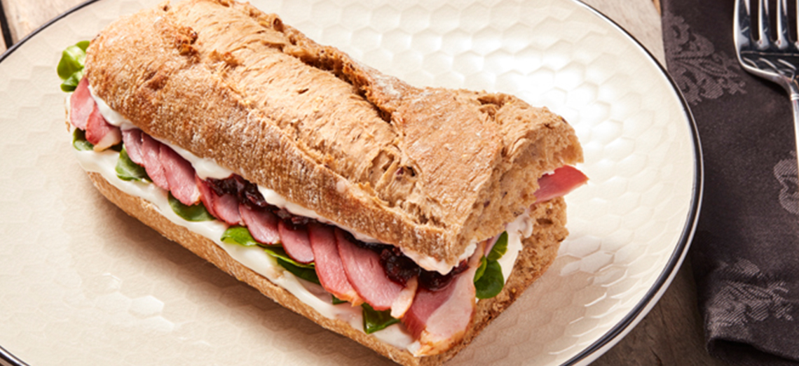 Baguette mit Ziegenkäse, geräucherter Entenbrust, Zwiebel-Chutney