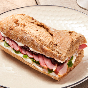 Baguette mit Ziegenkäse, geräucherter Entenbrust, Zwiebel-Chutney