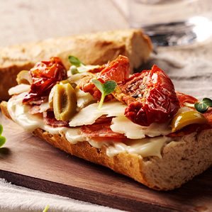 Brötchen mit Chorizo, Roquefort-Schmelzkäseund Manchego