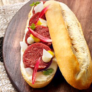 Brötchen mit Ochsenwurst und Brie