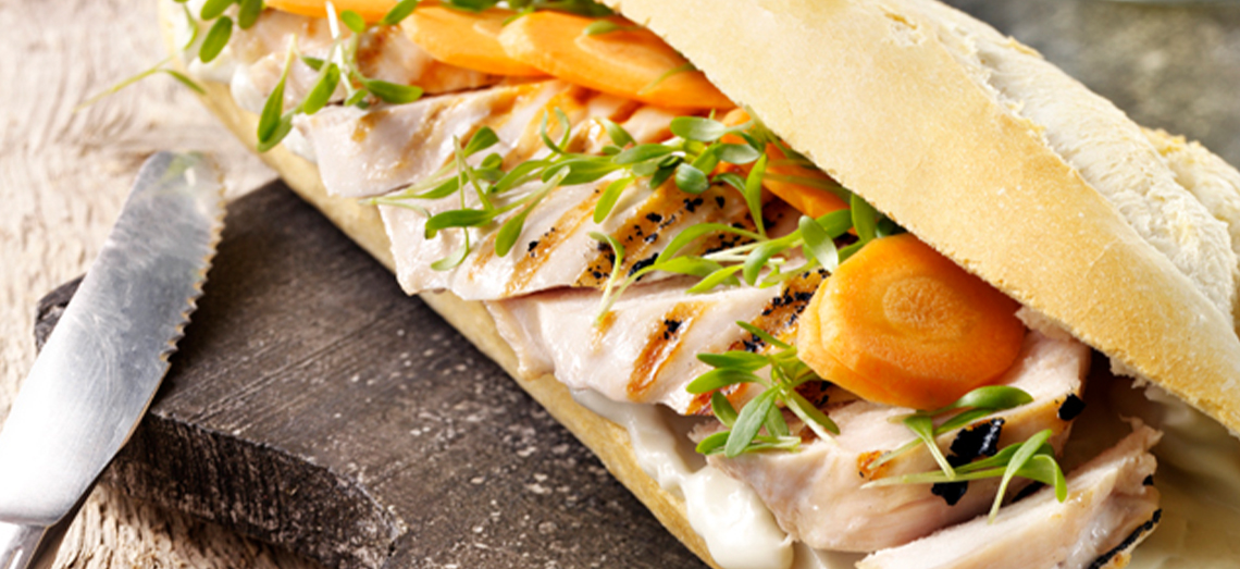 Brötchen mit Roquefort, gegrilltem Hähnchen, Möhre und Kresse