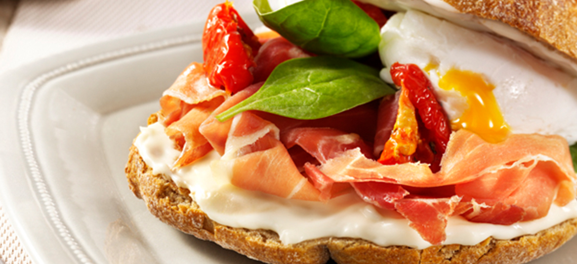 Brötchen mit Ziegenkäse, Serrano, Ei und getrockneten Tomaten