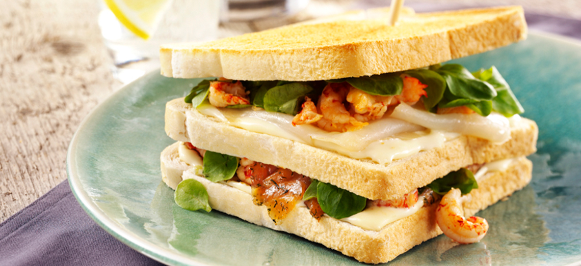 Clubsandwich mit Lachs, Flusskrebs, Heilbutt und fettarmem Gouda