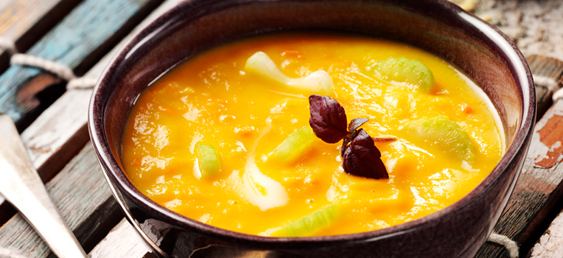 Cremige Möhren-Sellerie-Suppe mit fettarmem Gouda