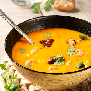 Cremige Thai-Currysuppe mit Gouda und Garnelen