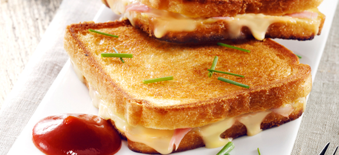 „Croque Monsieur“ mit altem Käse, Schinken und Schnittlauch