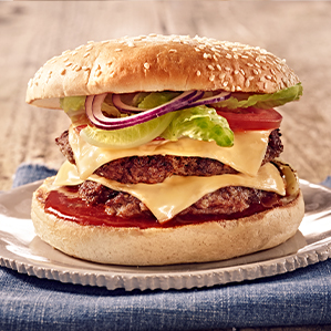 Doppelter Cheeseburger mit Cheddarkäse, Tomate und Salat