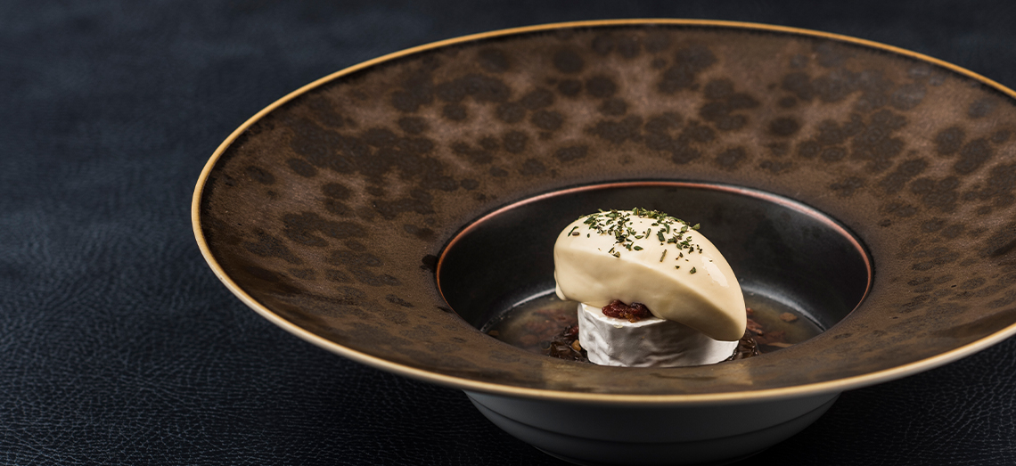 Eis aus Gouda light mit Ziegenkäse, Zwiebelkompott und Speckbrühe