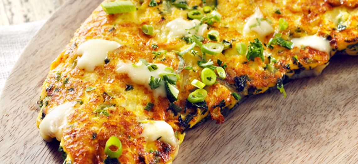 Großzügig gefülltes Käse-Omelette mit Gemüse