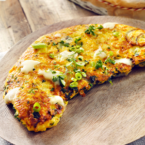 Großzügig gefülltes Käse-Omelette mit Gemüse