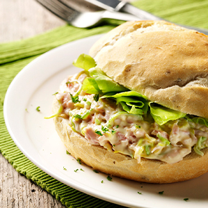 Italienisches Brötchen mit Schinken-Lauchsalat und Brie