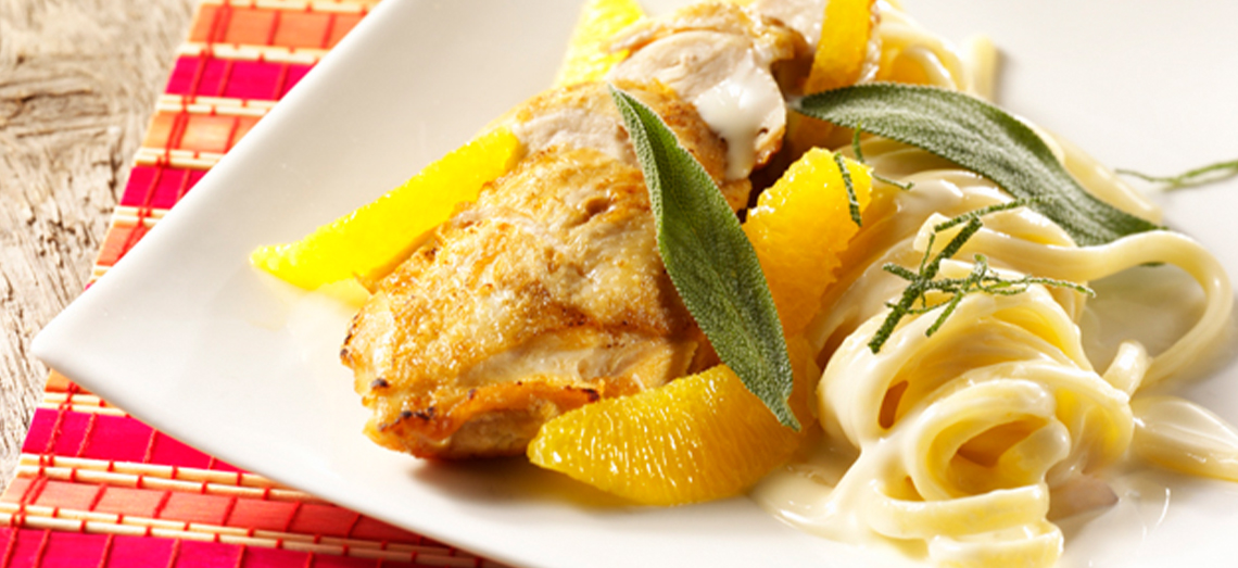 Linguine mit cremiger Brie-Soße, Maishähnchen, Salbei und Orange