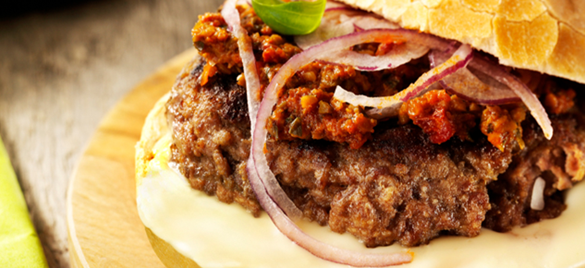 Rindfleisch-Burger mit Brie und Pilz-Tapenade