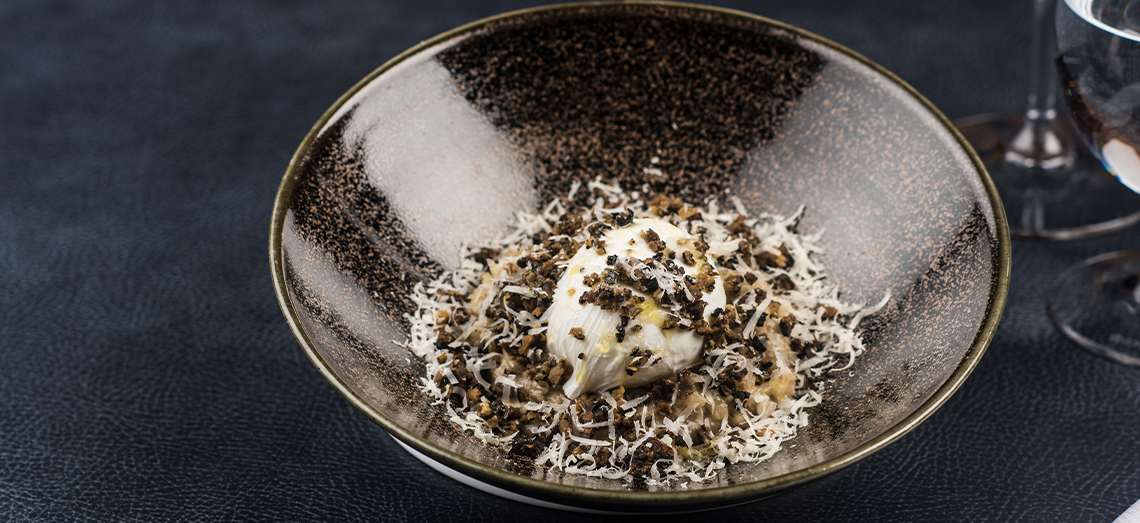 Trüffelrisotto mit pochiertem Freilandei und Parmesankäse