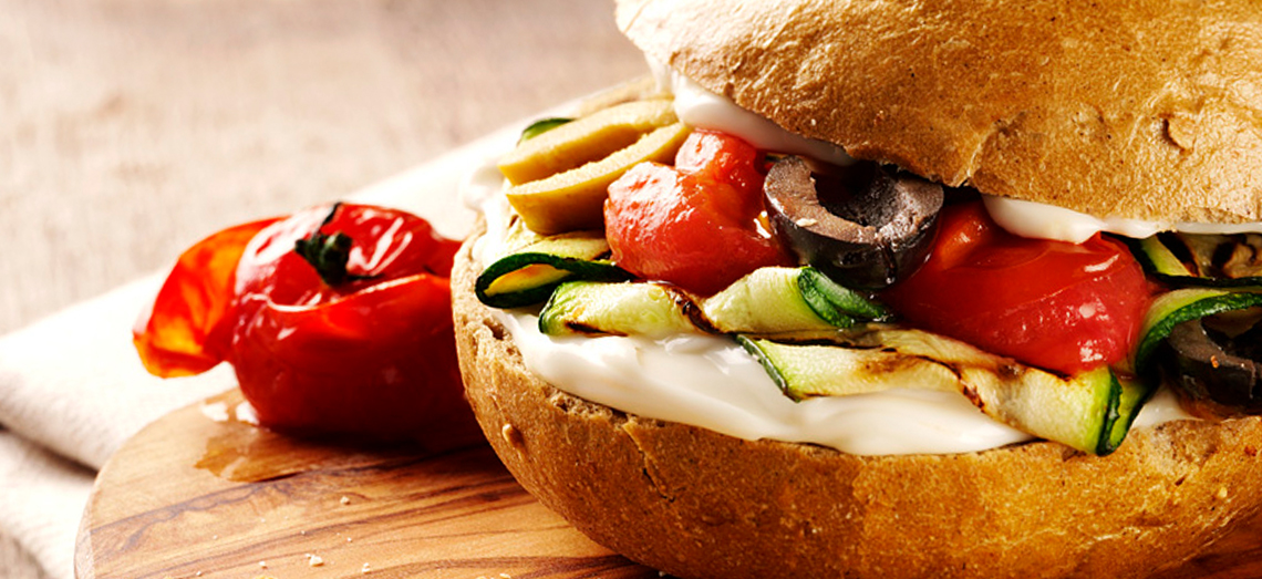 Vollkornbrötchen mit zartem Ziegenkäse und Gemüse