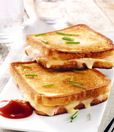 Croque monsieur mit altem käse, schinken und schnittlauch