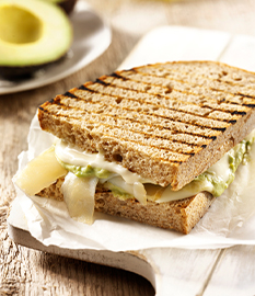 Getoastetes sandwich mit gouda, heilbutt und guacamole