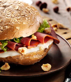 Köstliches dunkles brötchen mit pastrami und mildem gouda