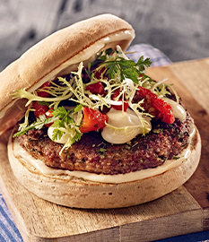 French burger mit roquefort-schmelzkäse