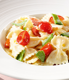 Pasta-salat mit zuckererbsen, tomaten und roquefort