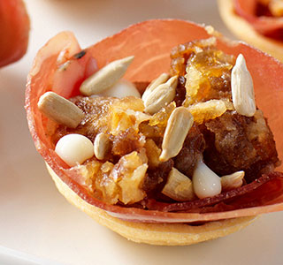 Amuse-bouche aux dattes et au jambon de Parme croquant