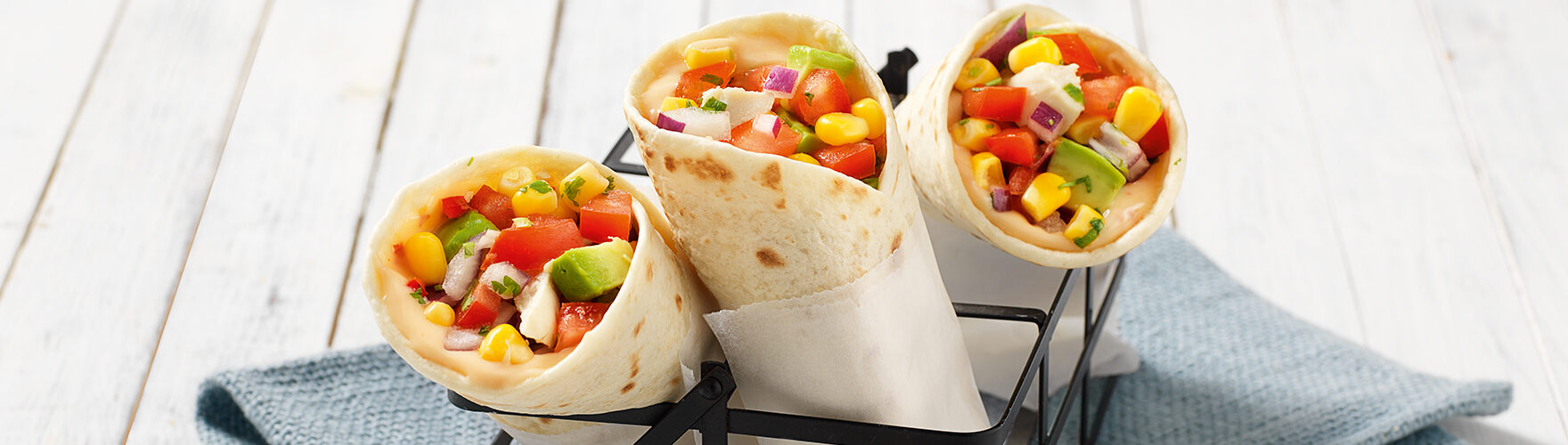 Wraps au poulet fumé, à l'avocat et à la sauce au maïs.