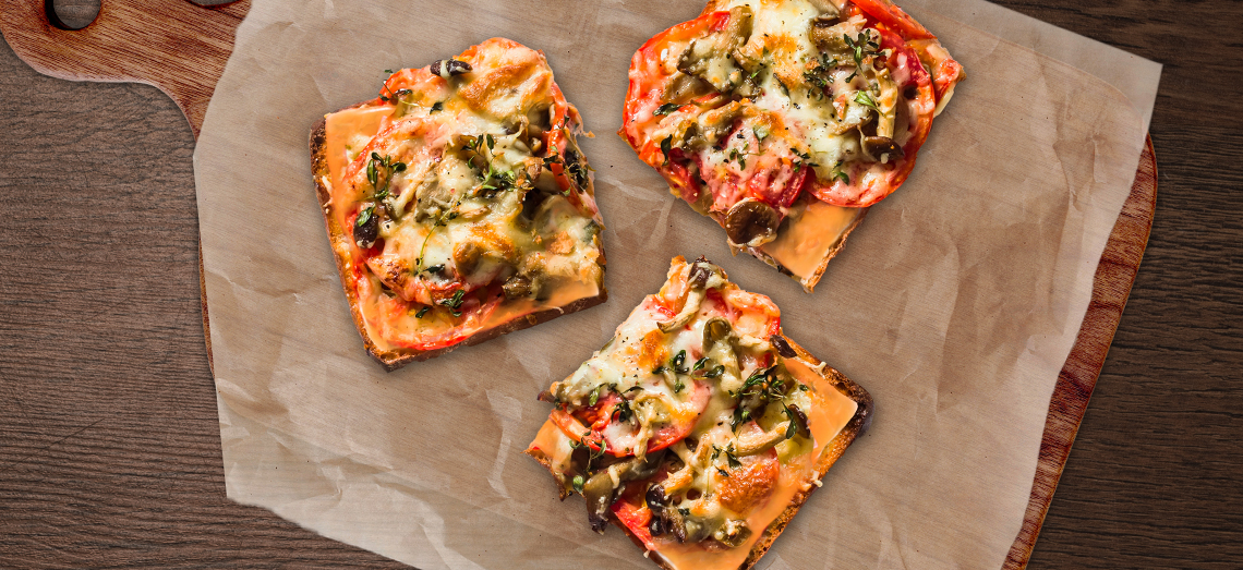 Melt épicé avec des tomates, des champignons et du cheddar