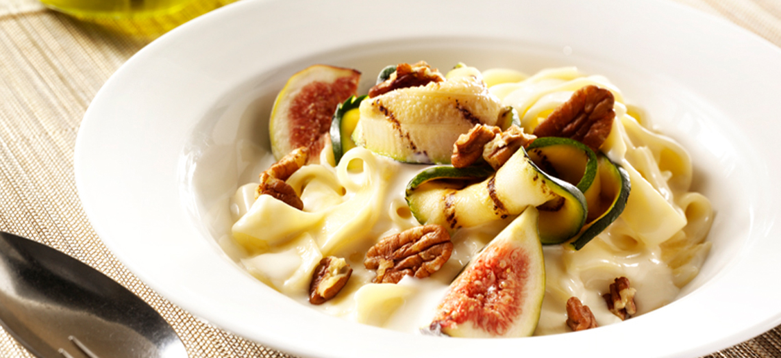 Fettuccine courgettes, figues, noix de pécan et fromage de chèvre