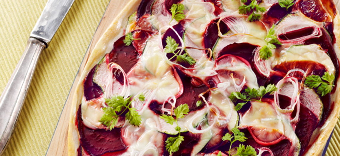 Flammekueche au gouda, betterave rouge et courgette