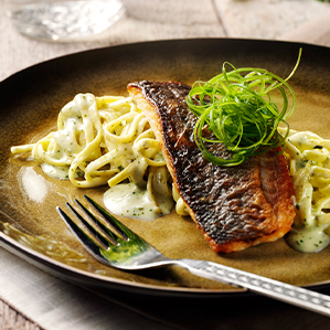 Loup de mer cuit sur peau, spaghetti et sauce au fromage-pesto